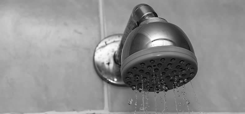 Cómo arreglar el cabezal de ducha del baño cuando gotea